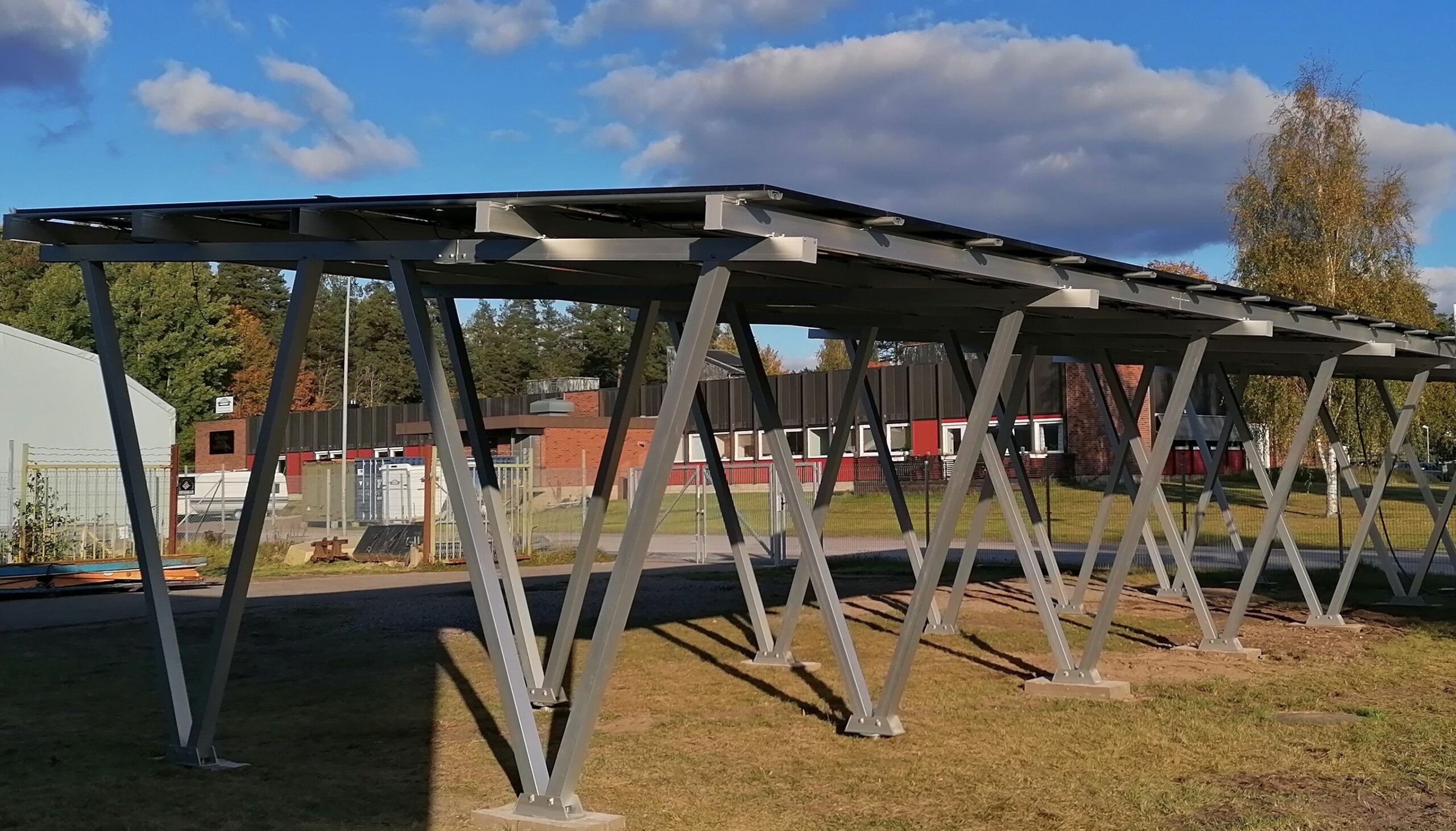 Vattentät Carport med Solceller. Mycket billig Solcells carport som producerar el